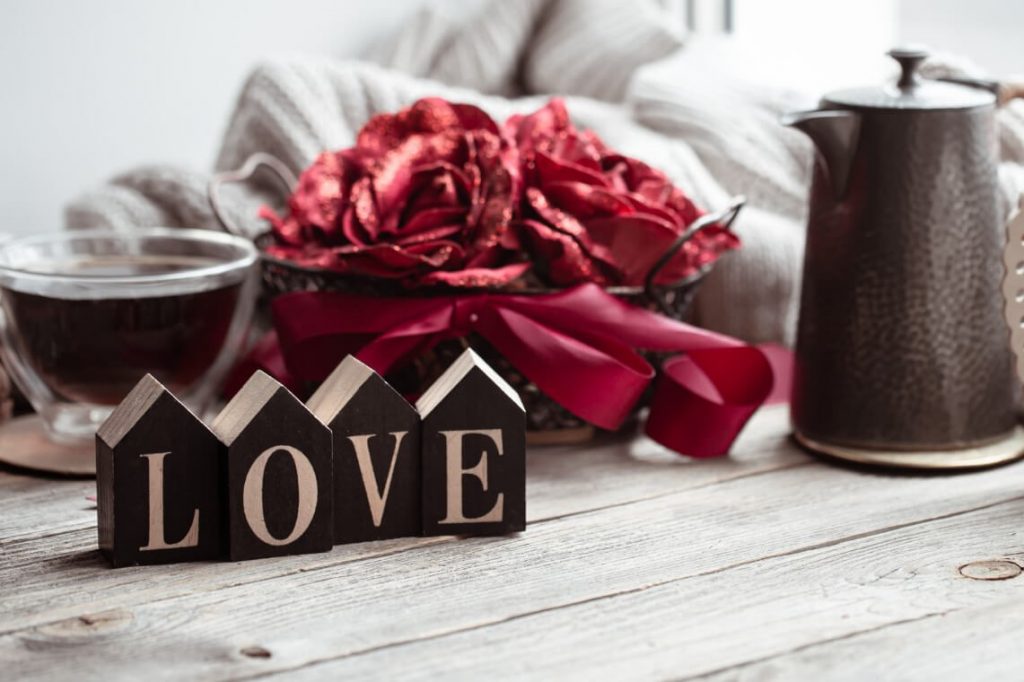 romantyczne dekoracje w domku z jacuzzi dla dwojga